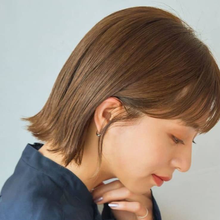 切りっぱなし耳掛けボブ