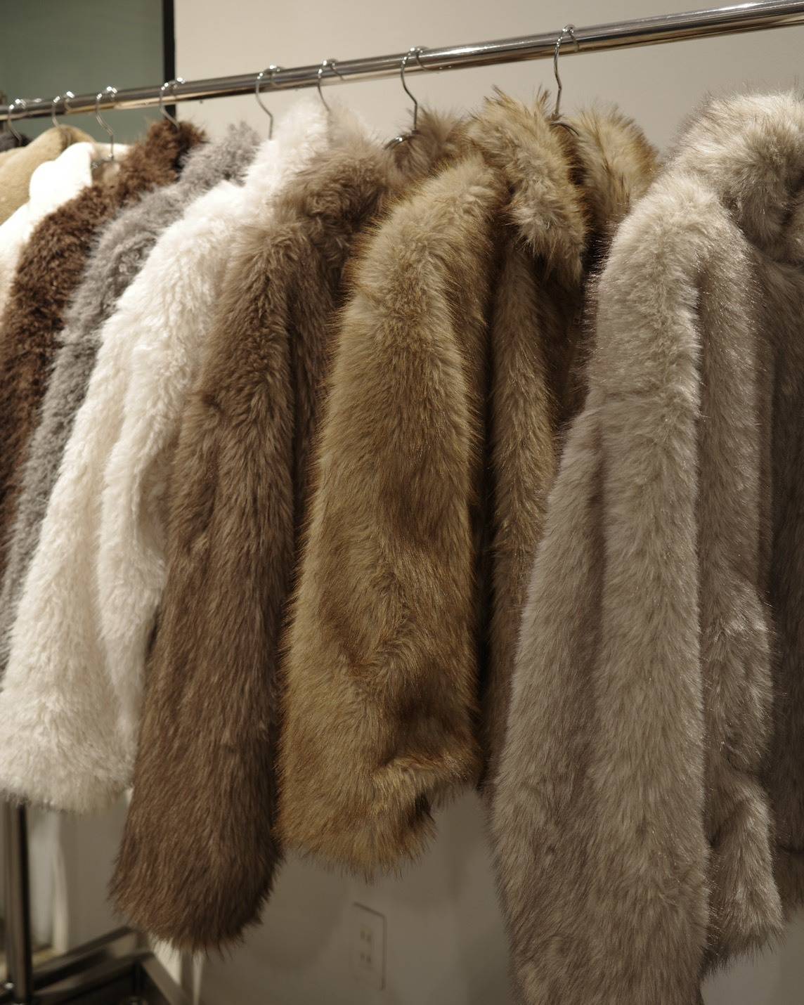 ショート丈のファーアウター