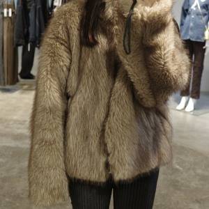 ふわもこなのに細見え♡上質な冬スタイルが叶う「ショート丈ファーコート」