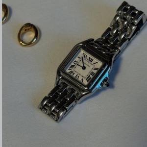 ジュエリーのような輝きをそっと日常に。無駄なく美しい【cartier】シルバーウォッチ