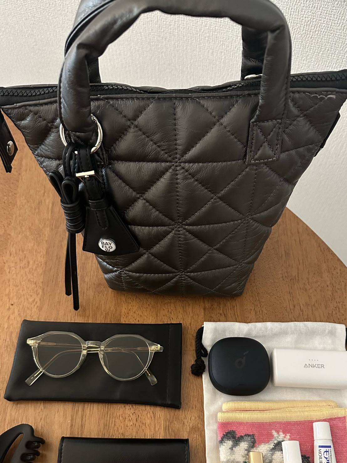 BAYFLOWのチャーム付きキルトバッグ