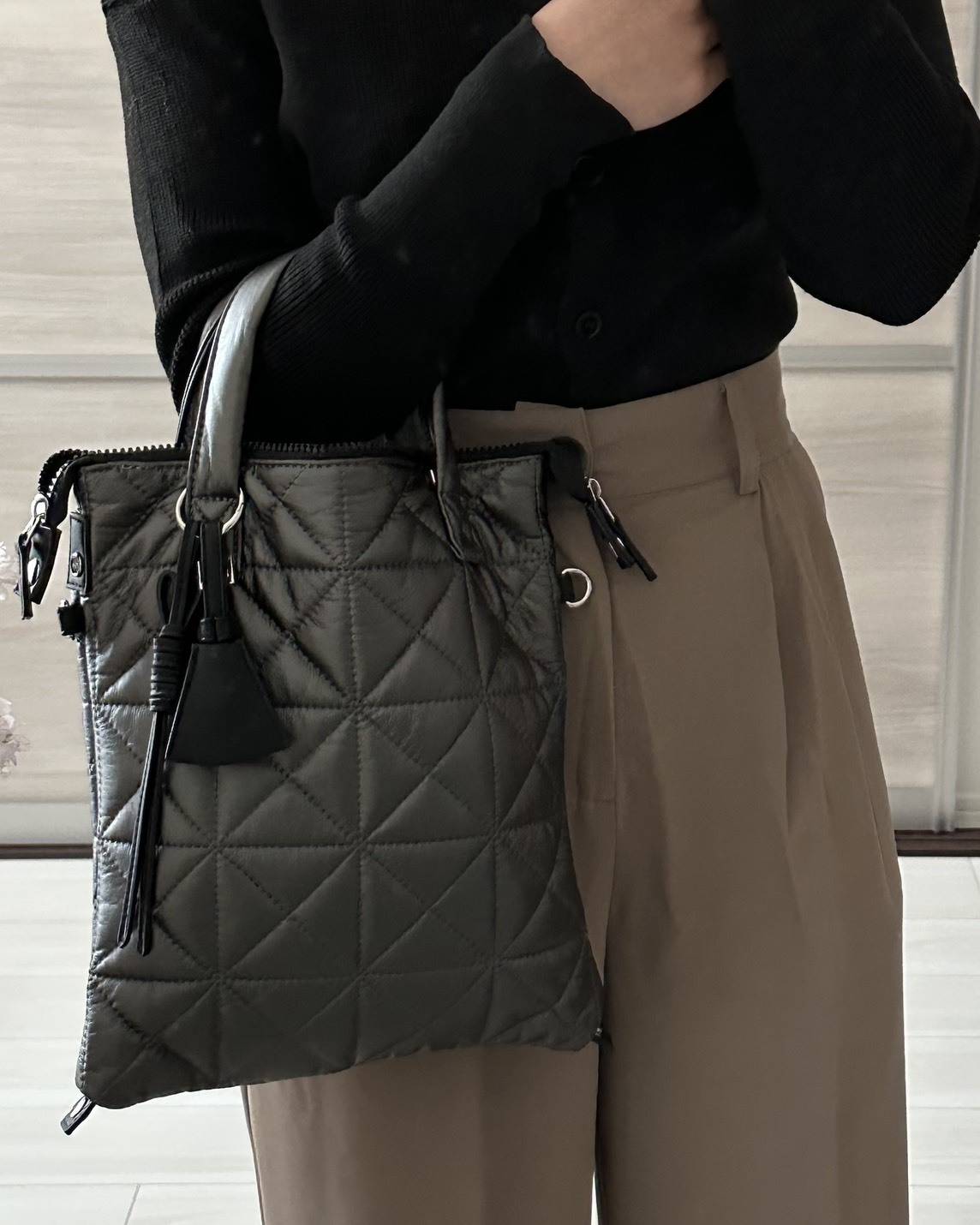 BAYFLOWのチャーム付きキルトバッグ着画