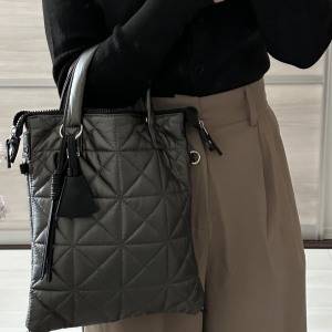 今シーズンの定番に♪持つだけでこなれる「BAYFLOW」チャーム付きキルトバッグ