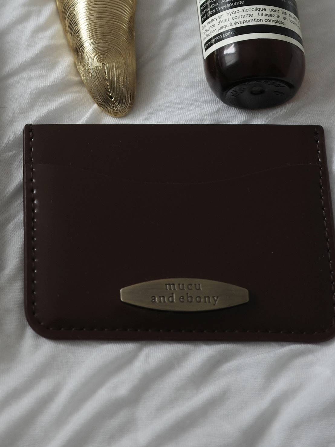 「mucu and ebony」のブラウンパスケース