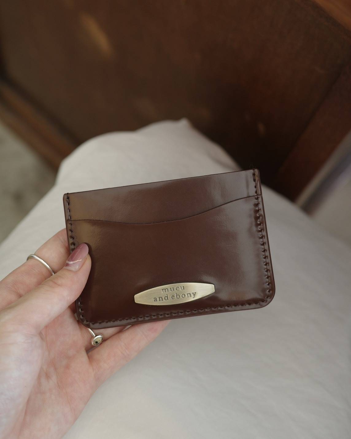 「mucu and ebony」のブラウンパスケース