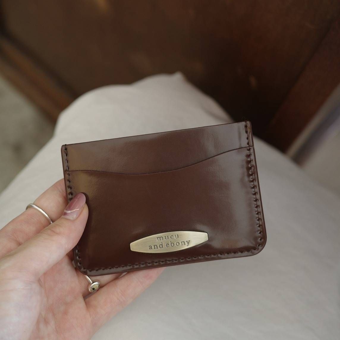 「mucu and ebony」のブラウンパスケース