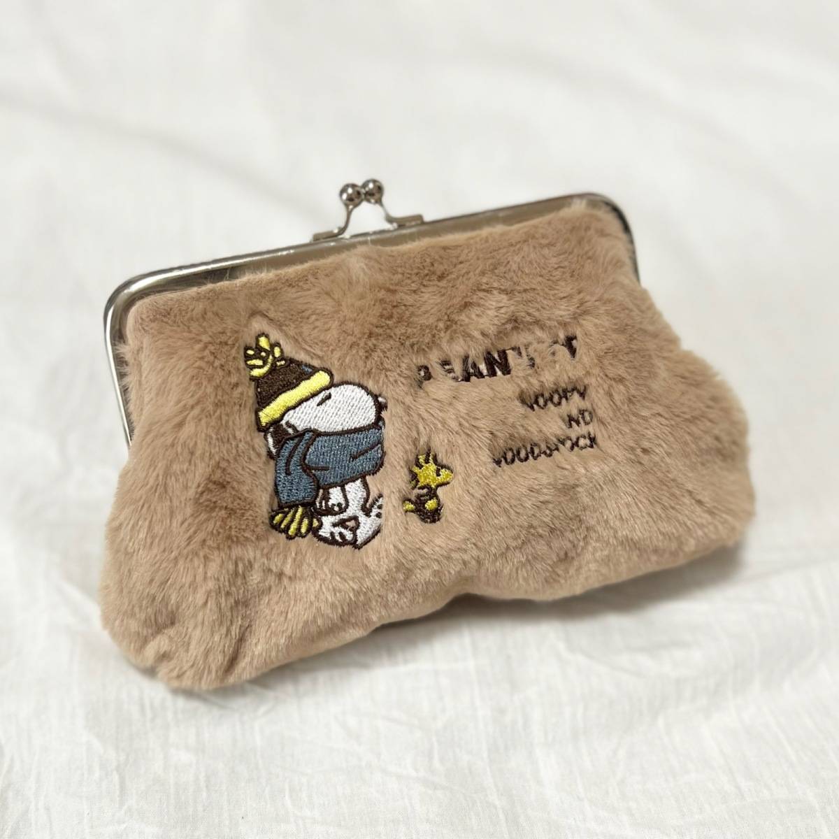 スヌーピー の “刺繍入りがま口ファーポーチ”