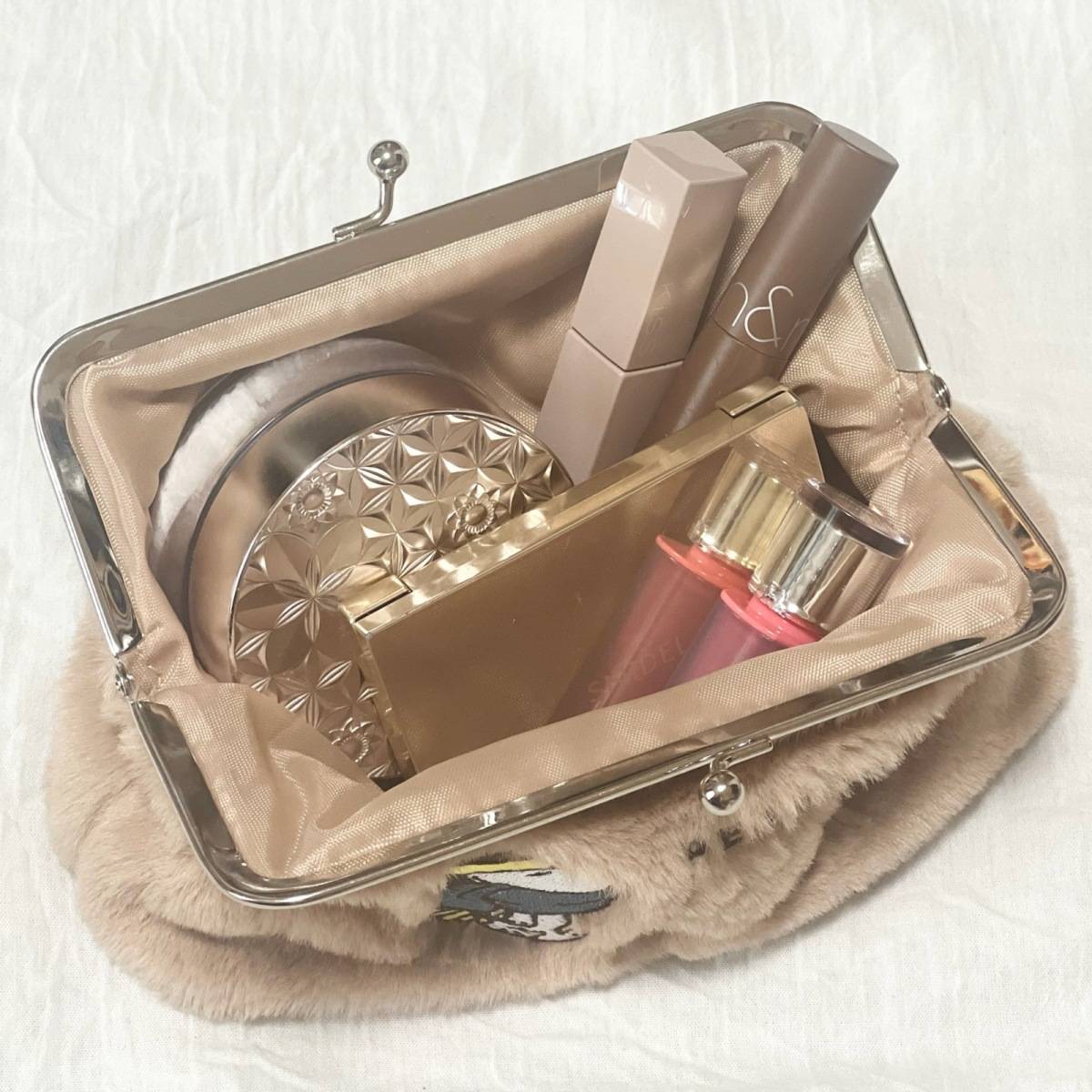 スヌーピー の “刺繍入りがま口ファーポーチ”