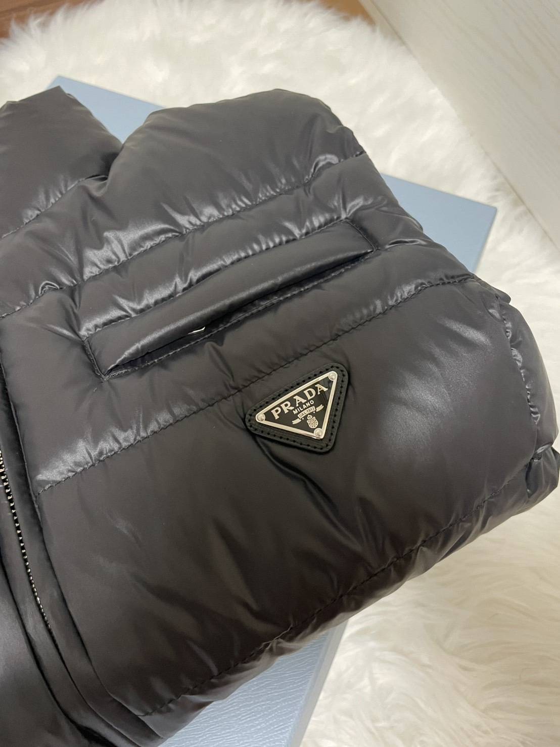 PRADAのダウンベスト