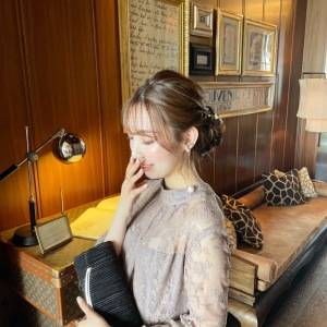 上品に華やぐ♪「グレージュドレス×ブラック小物」でつくるお呼ばれコーデ