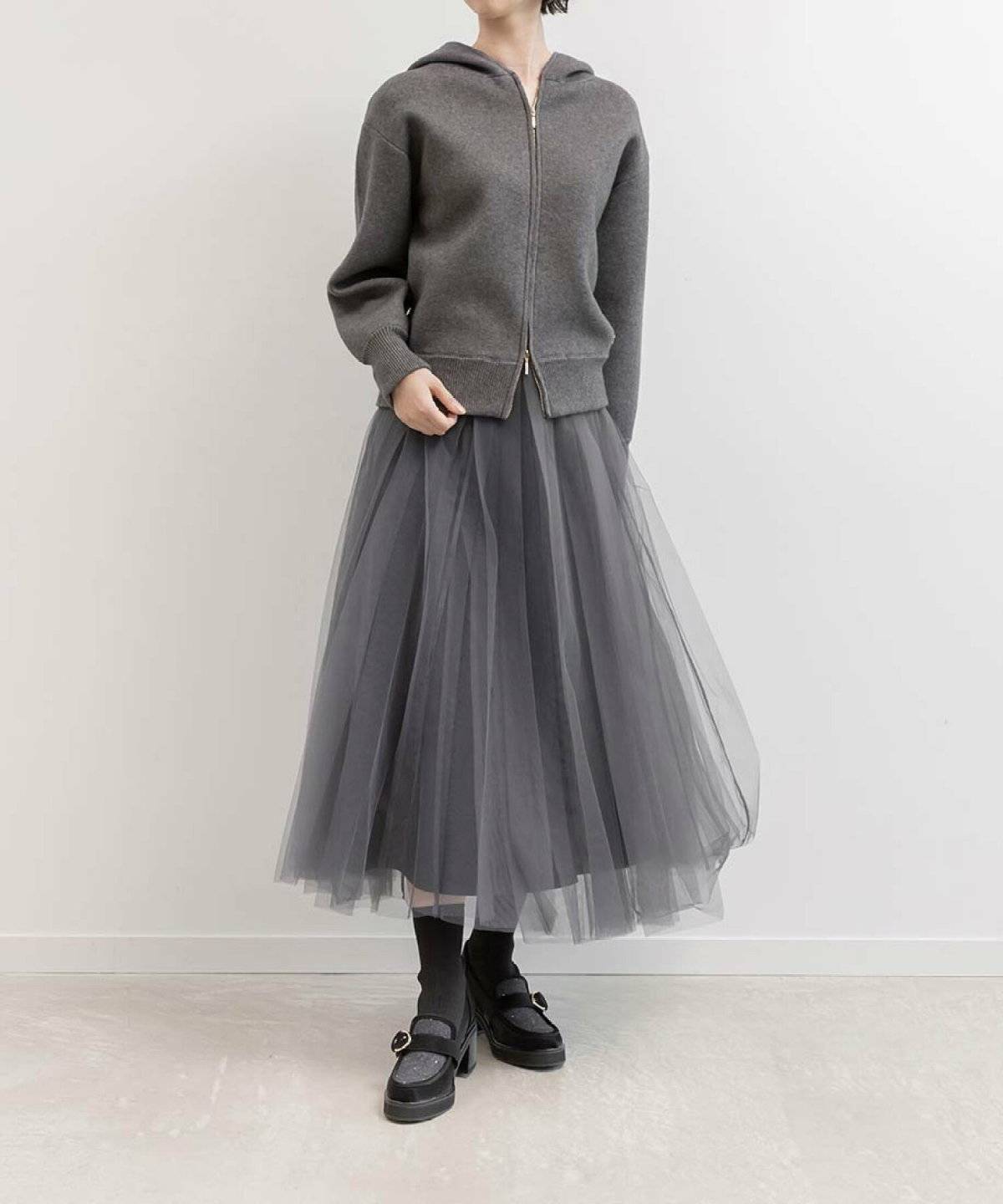 グレーのワントーンコーデの女性