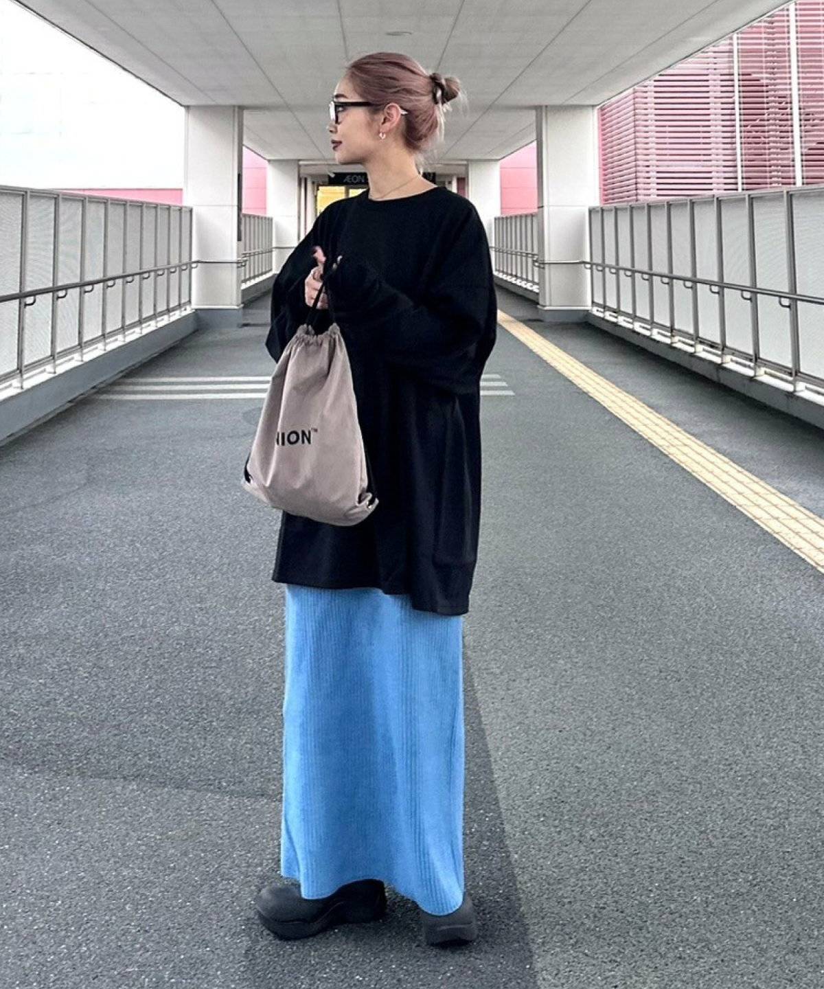 カラーニットスカートを合わせた女性