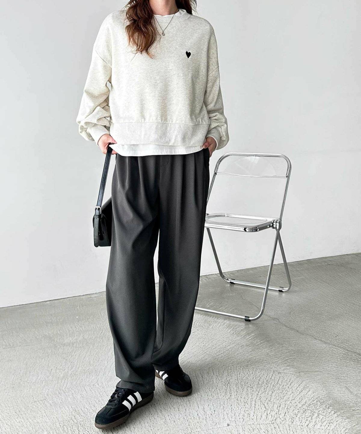 スウェットにグレーのパンツを合わせた女性