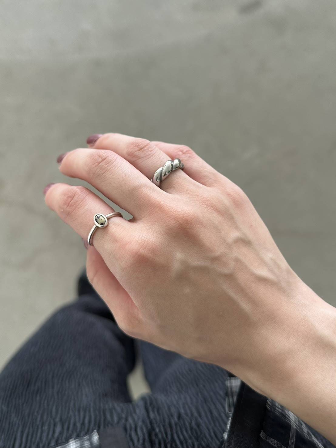 ツイストリングを着けた手