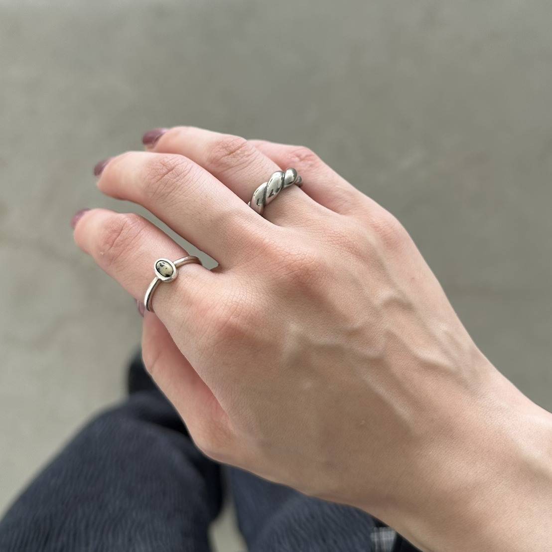 ツイストリングを着けた手