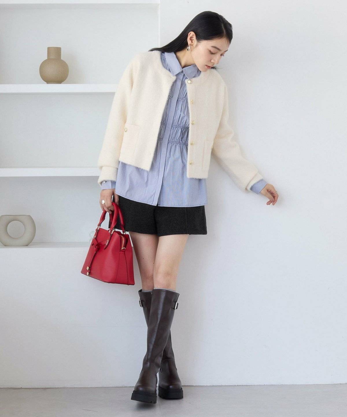 モノトーンコーデの女性