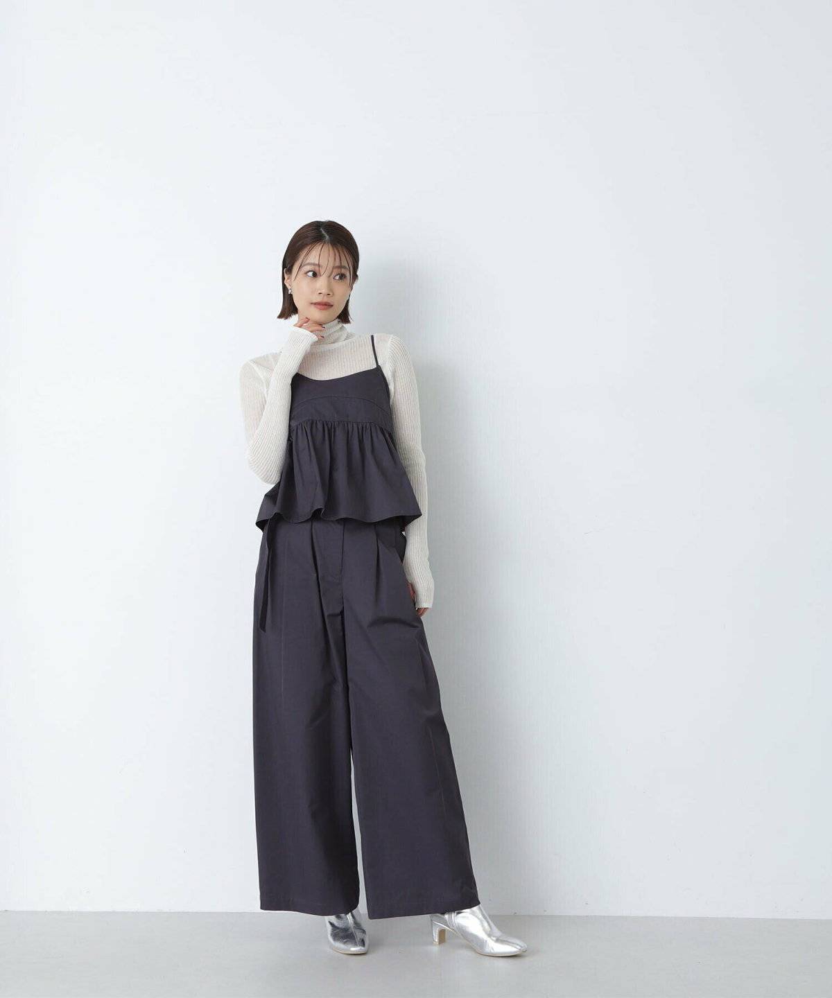 モノトーンコーデの女性