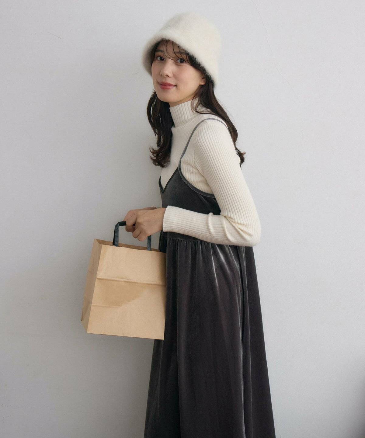 モノトーンコーデの女性