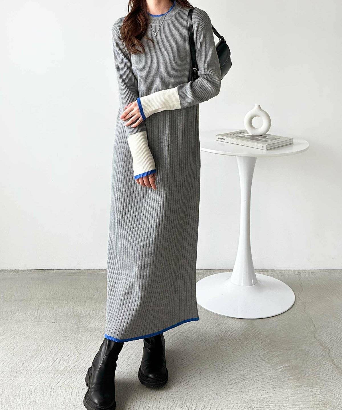 グレーのニットワンピースコーデの女性