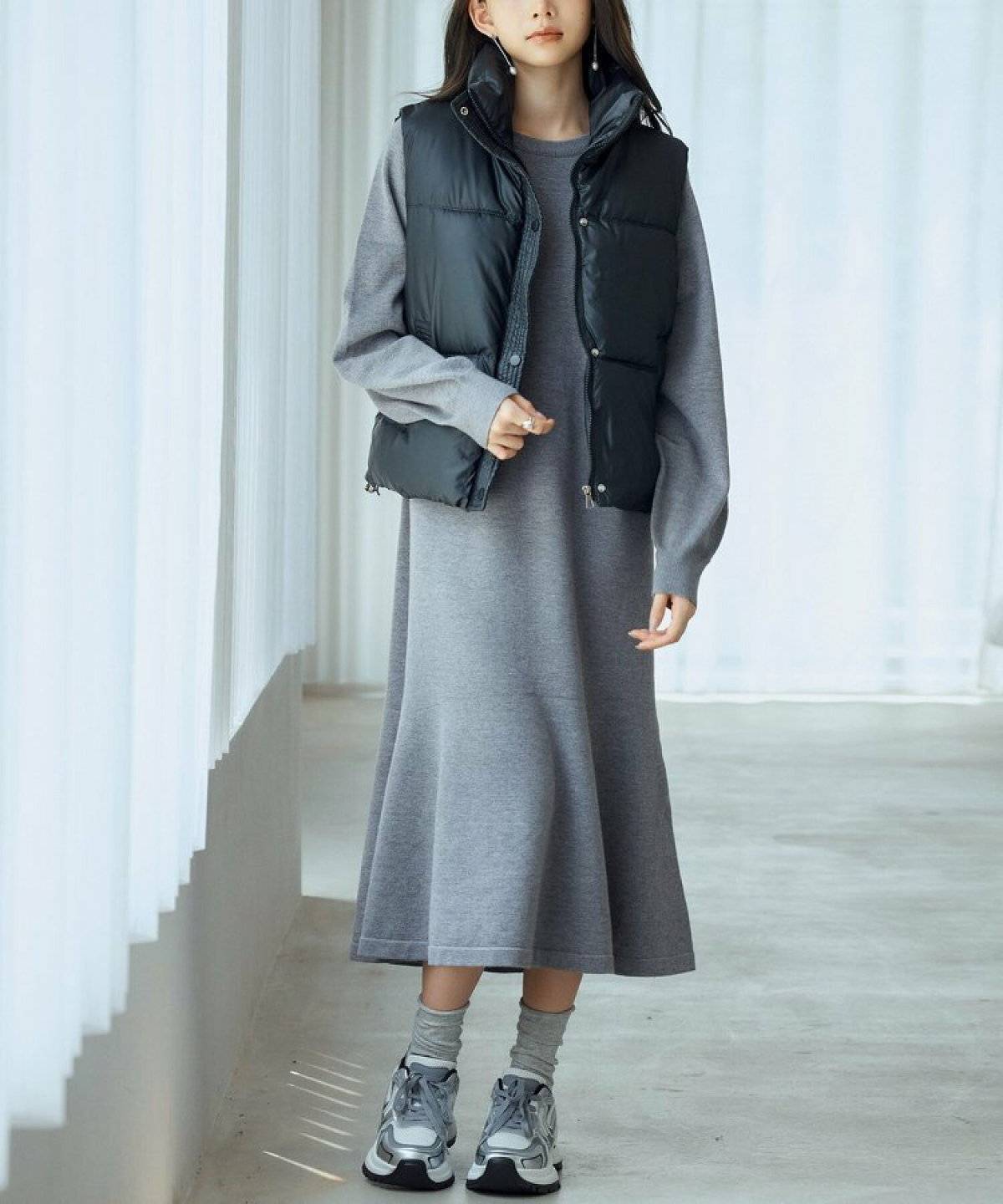 モノトーンコーデの女性