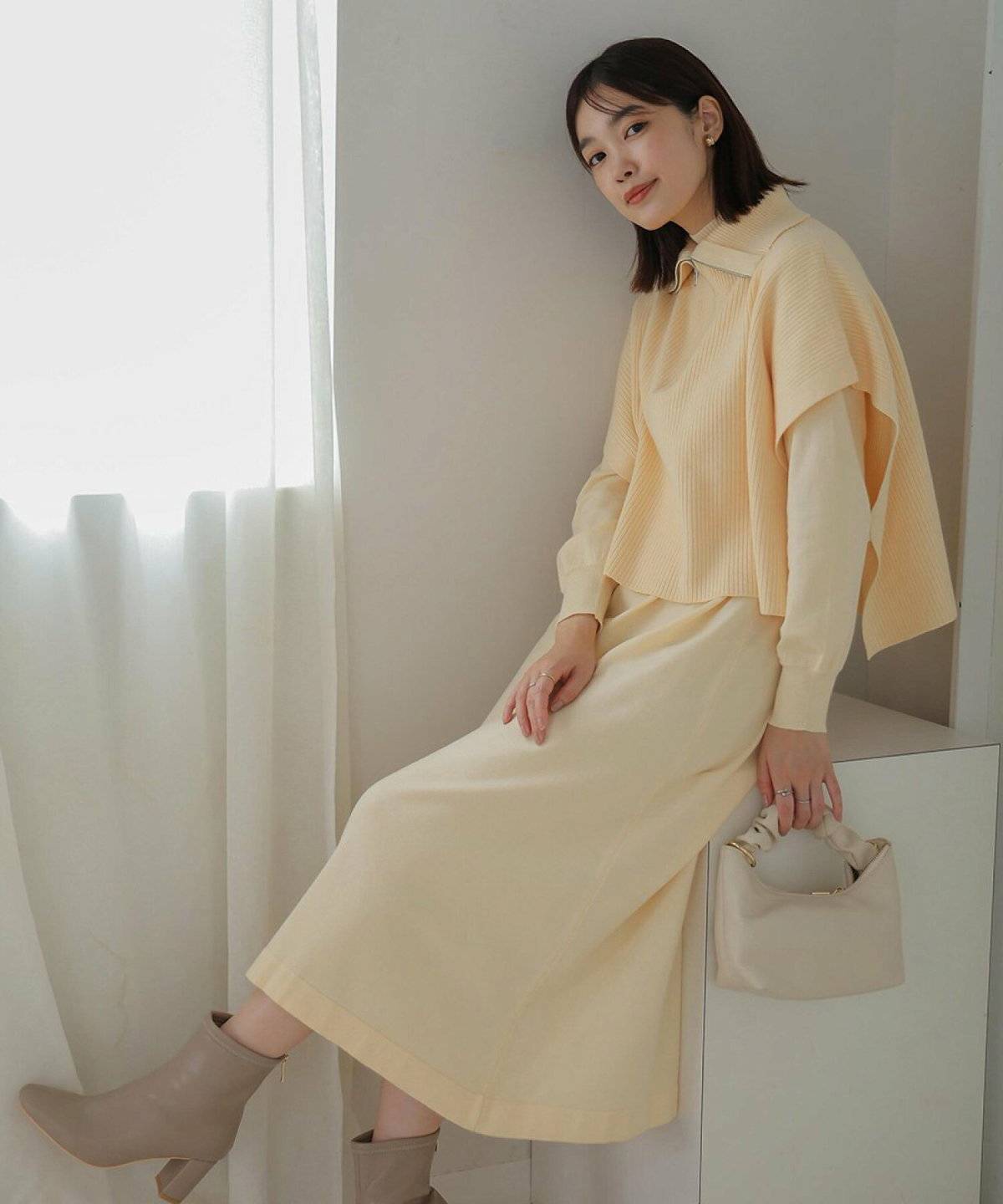 オールホワイトコーデの女性