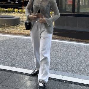 「ふんわり×ダメージ加工」の新鮮コーデ!【OHOTORO】フェザーカーデでつくる旬の大人スタイル