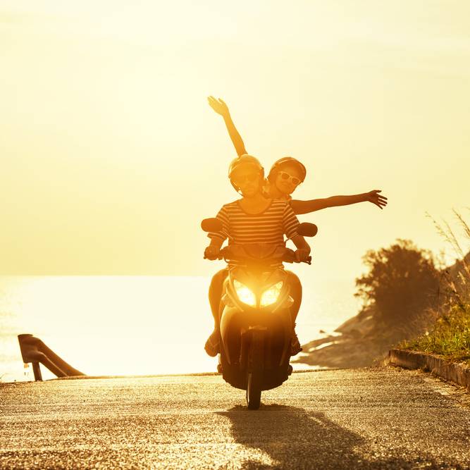 バイクに乗る男女