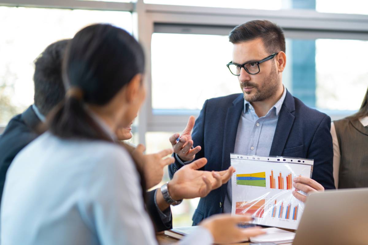 グラフの説明をする男性