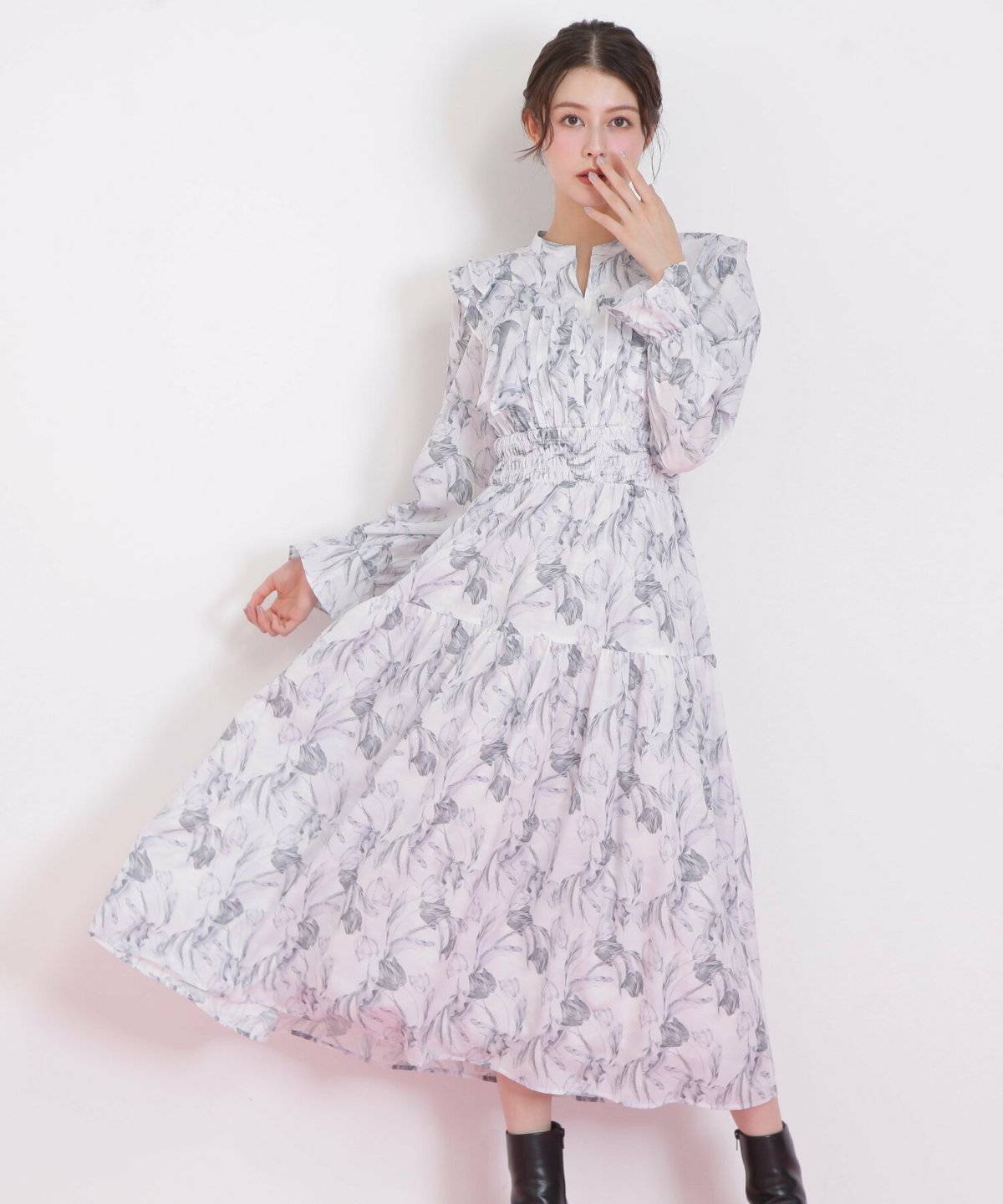 ワンピースコーデの女性