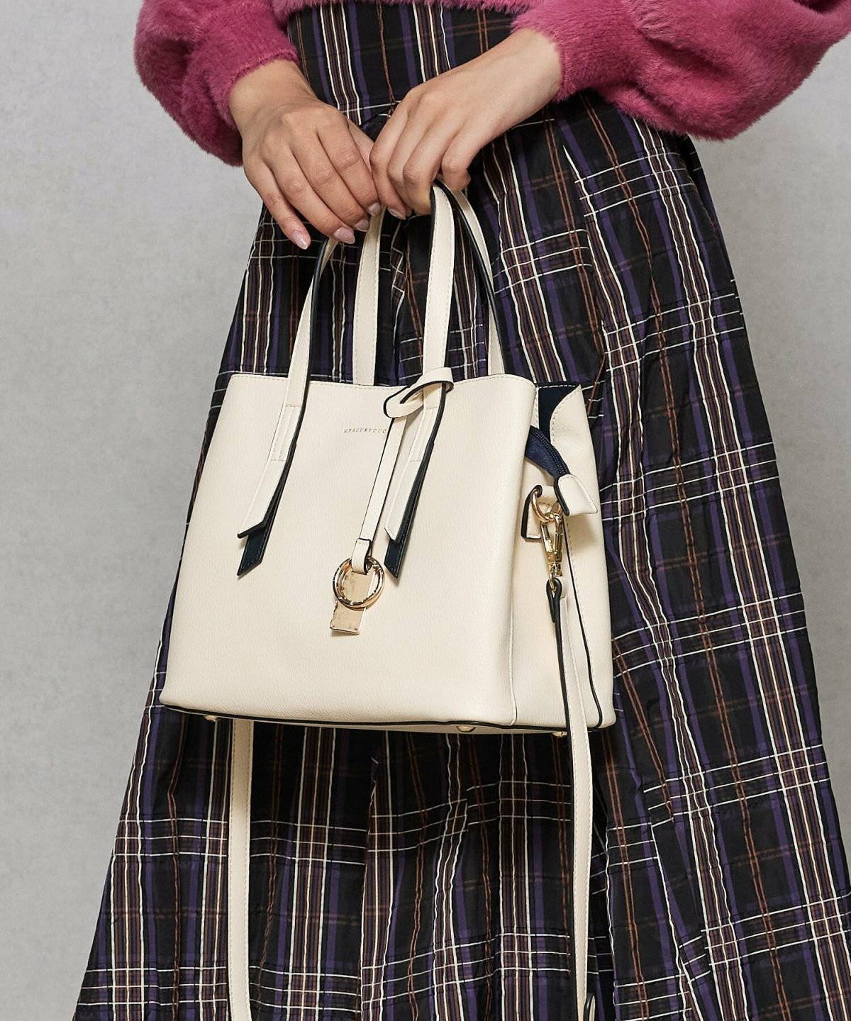 ニット×デニムパンツコーデの女性