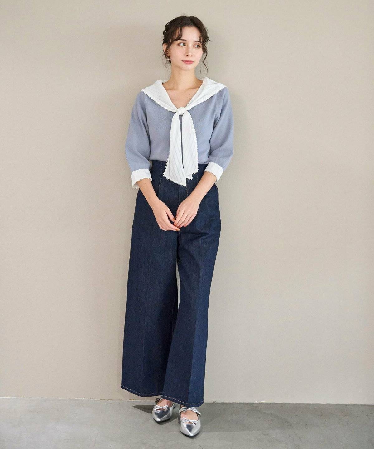 ニットとデニムパンツコーデの女性