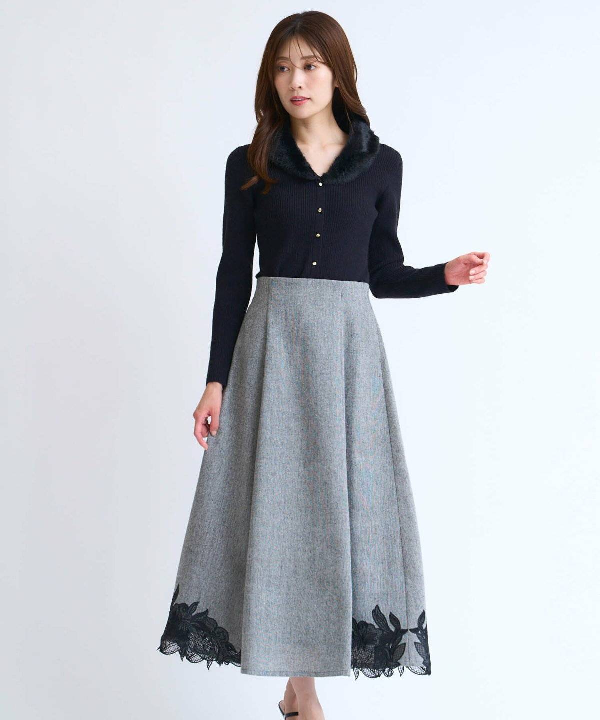 ツイードスカートコーデの女性