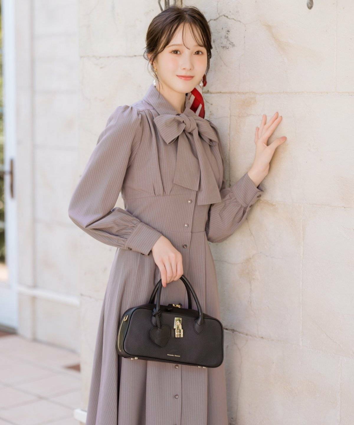 リボンワンピースコーデの女性