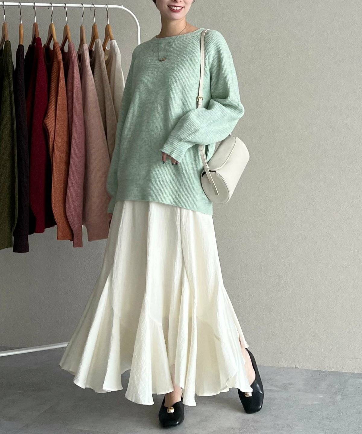 ニット×スカートコーデの女性
