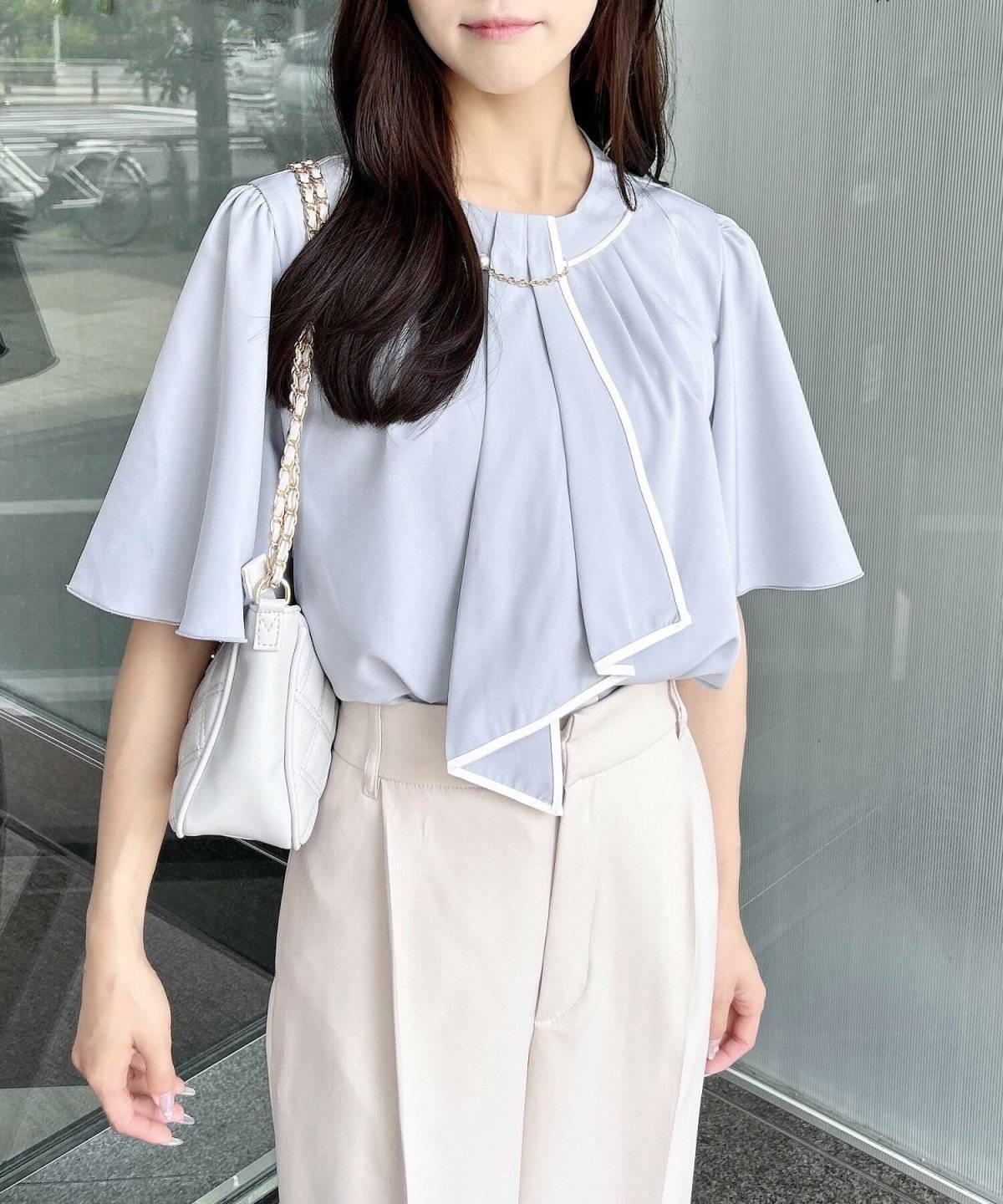 ブラウス×パンツコーデの女性