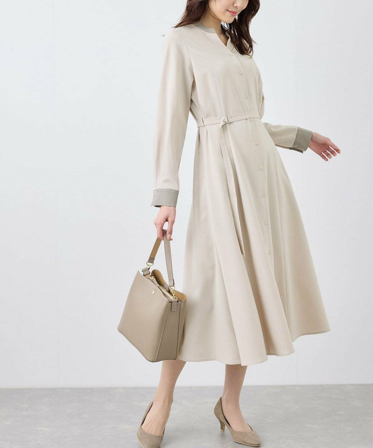 ワンピースコーデの女性