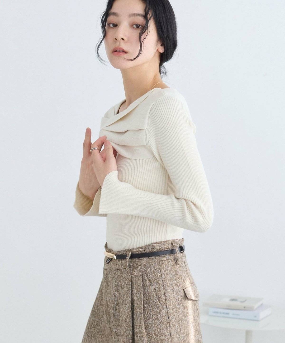 ニット×パンツコーデの女性