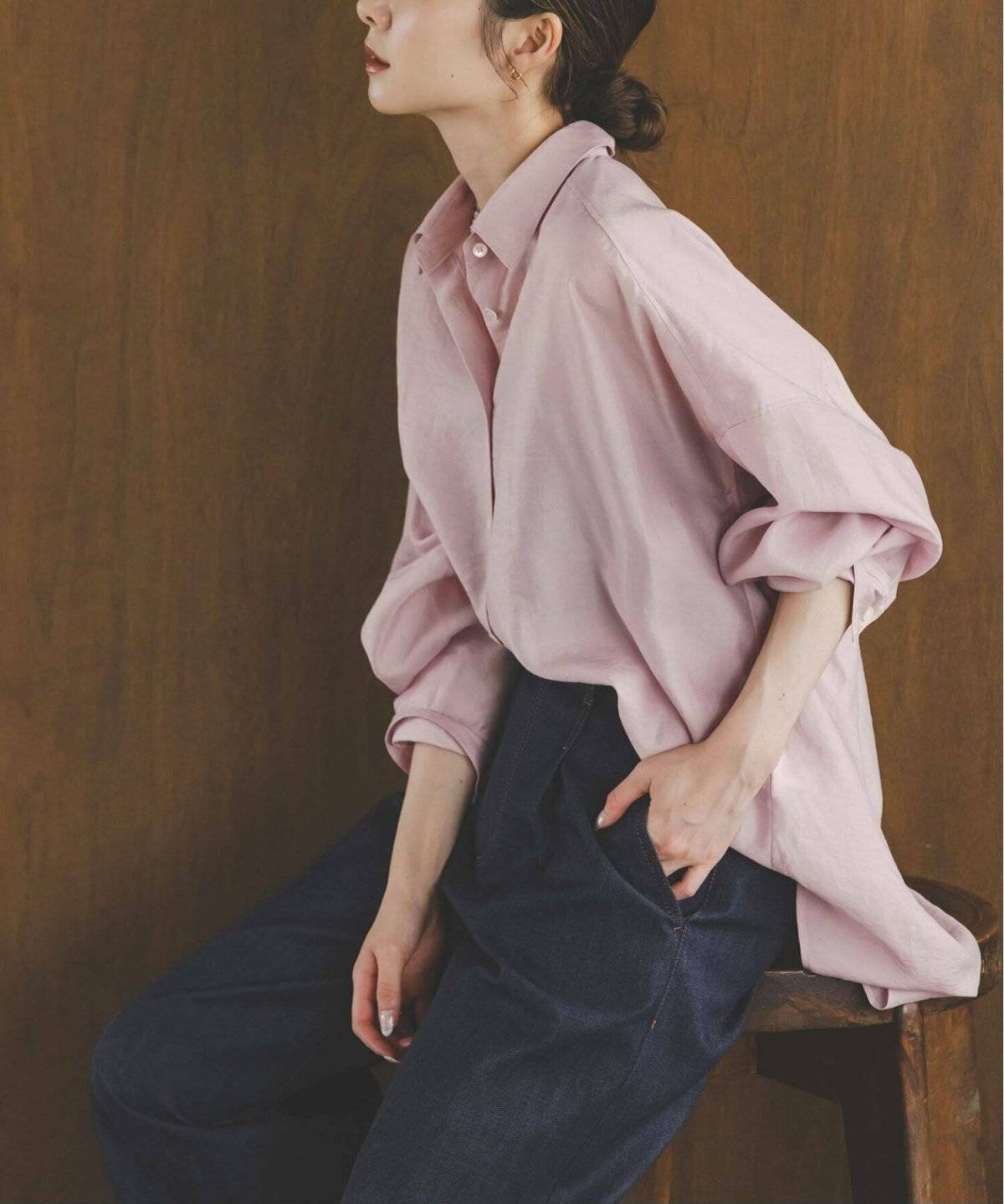 ブラウス×パンツコーデの女性