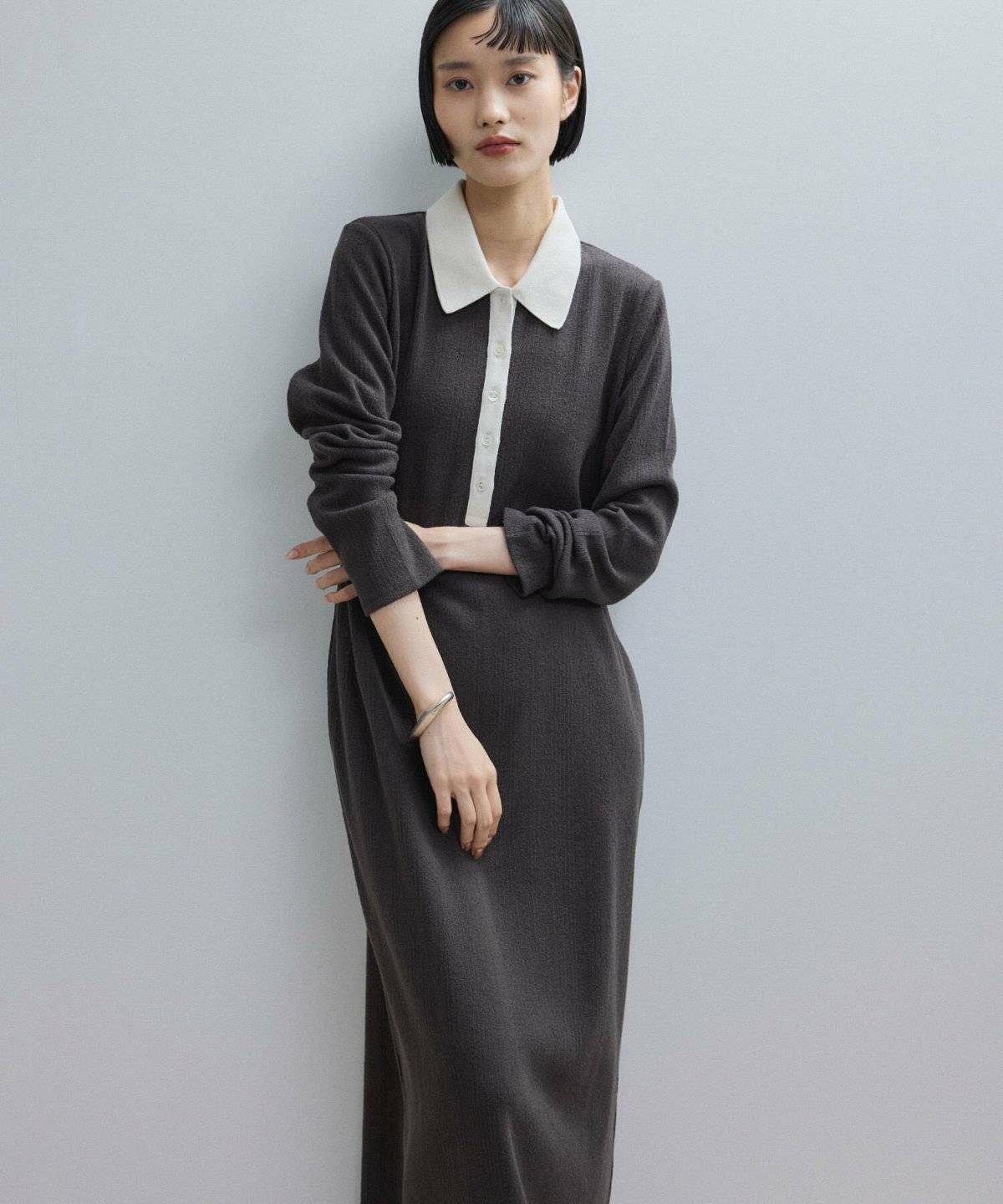 ワンピースコーデの女性