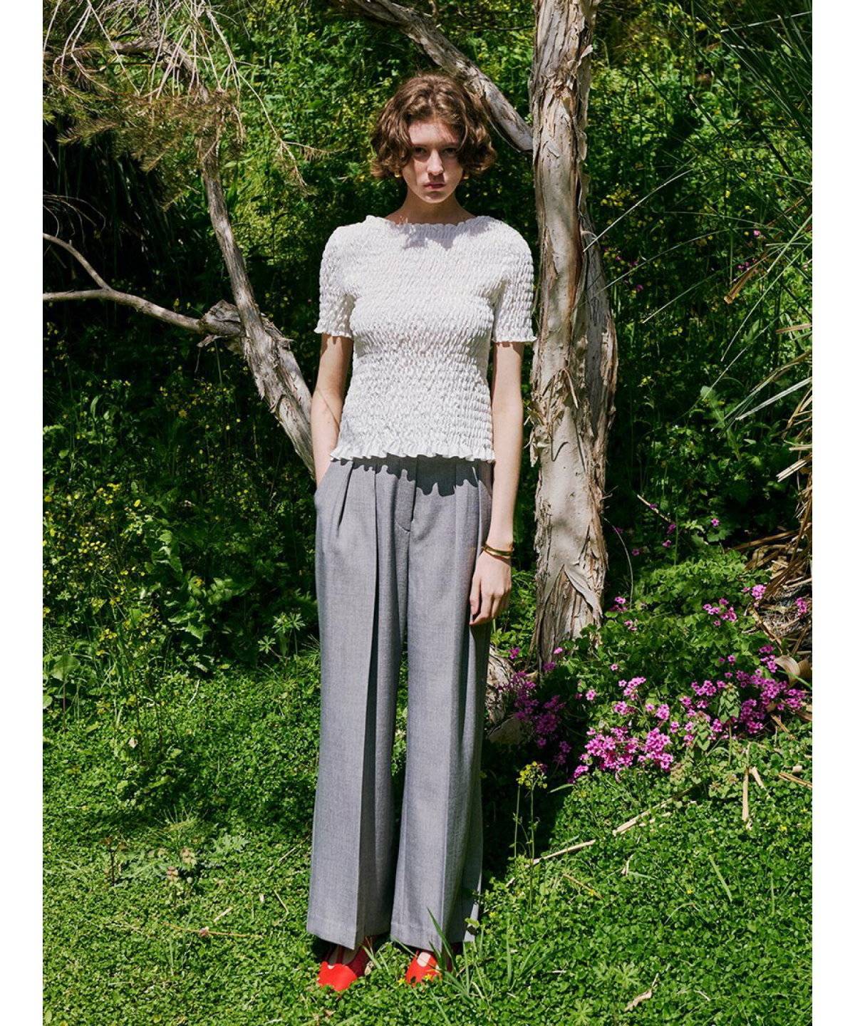 シャーリングブラウス×パンツコーデの女性