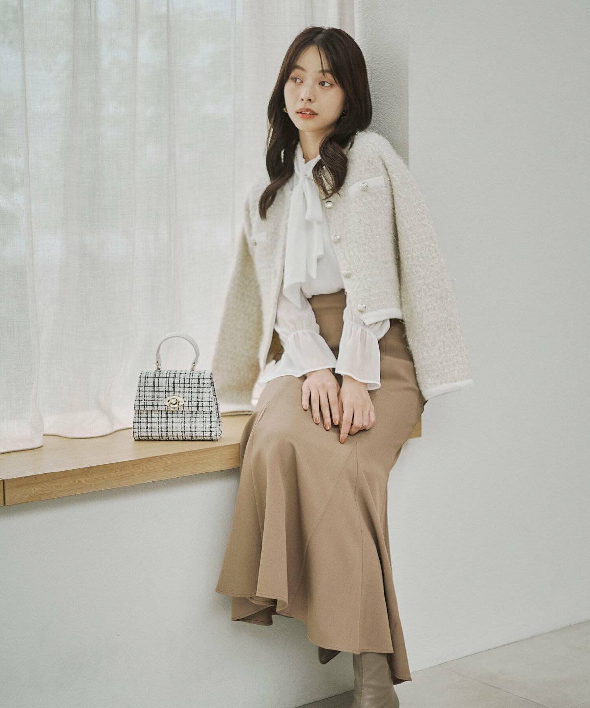 カーディガンを羽織った女性