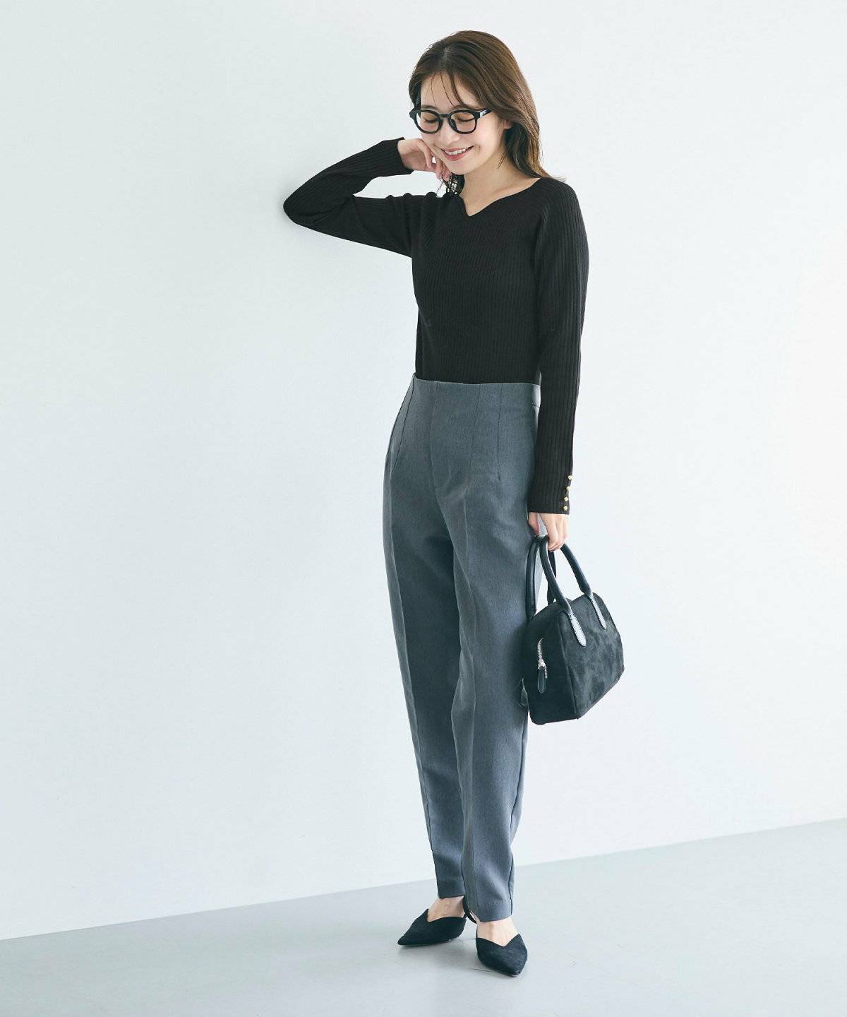 ニット×パンツコーデの女性