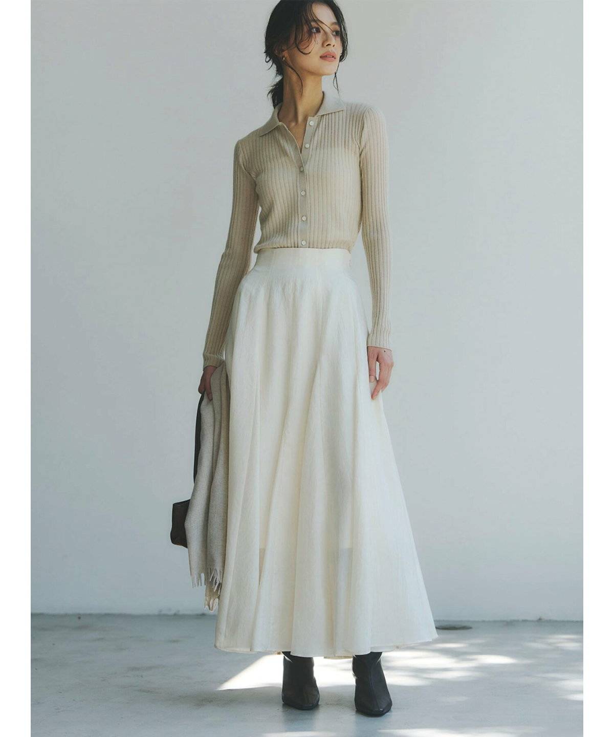 スカートコーデの女性