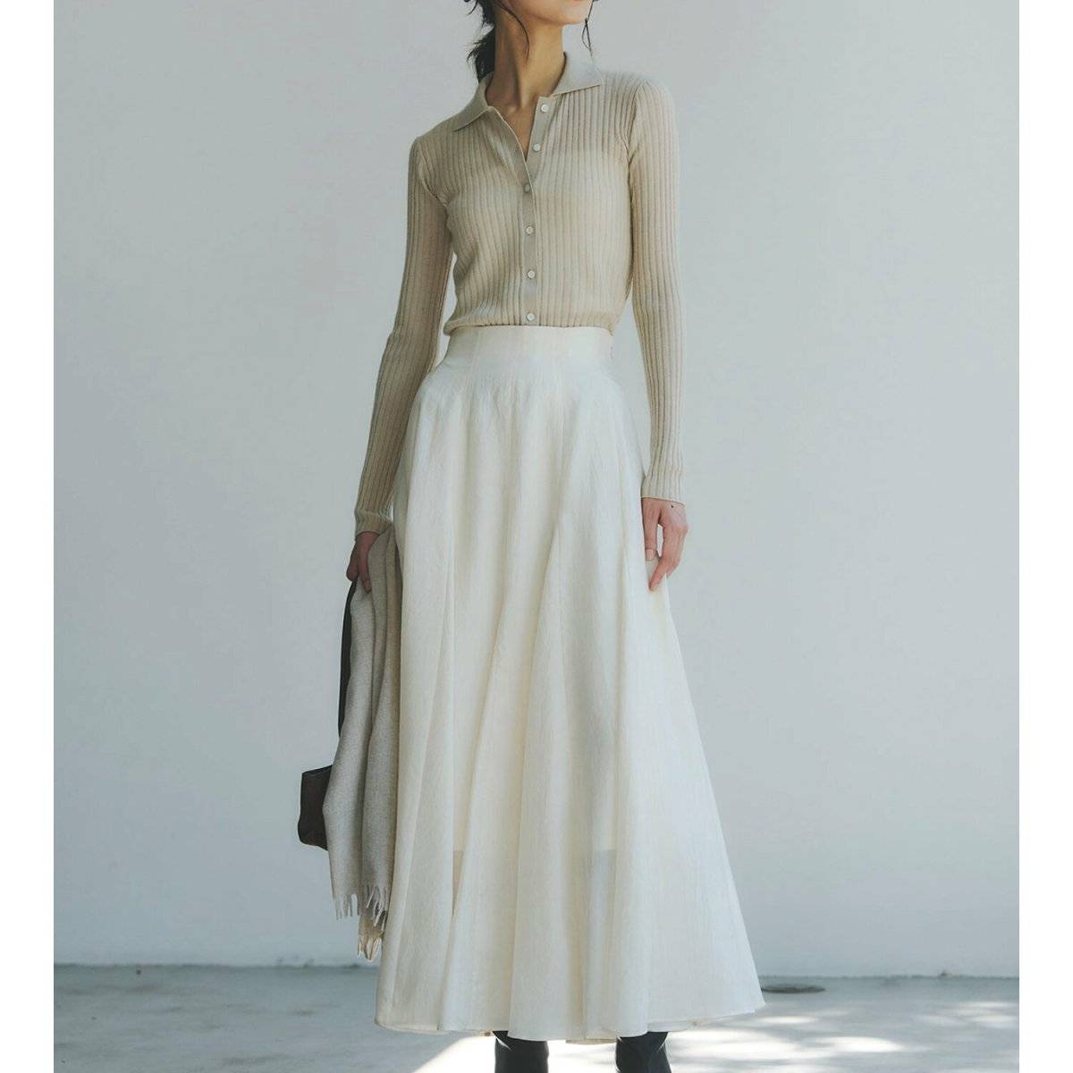 フレアスカートコーデの女性