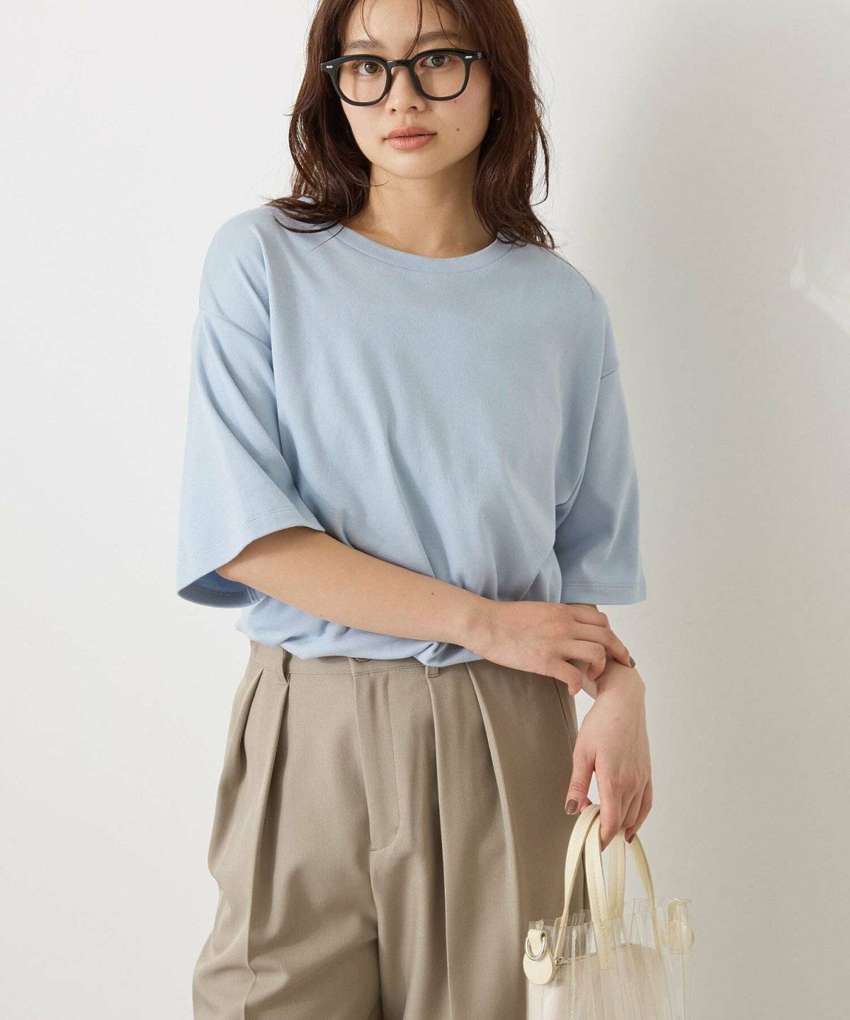 Tシャツコーデの女性