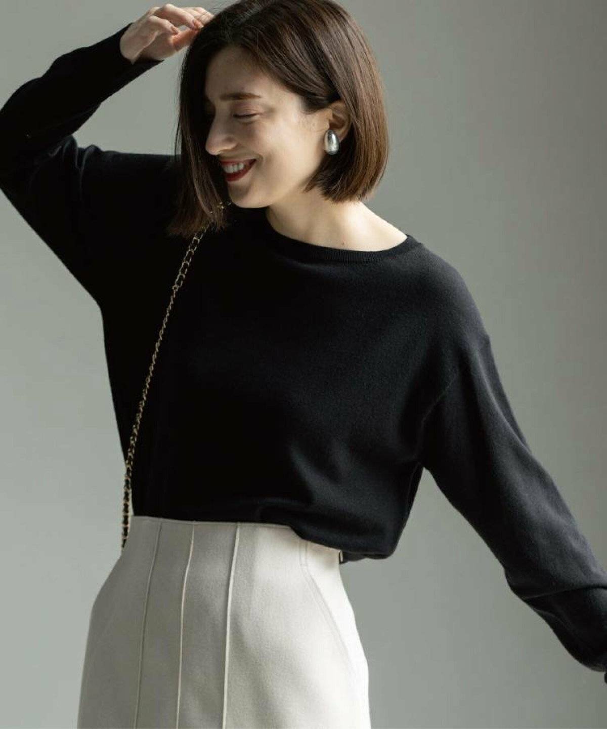 ボートネックニットコーデの女性