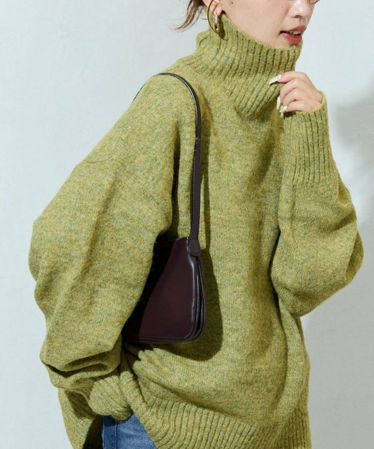 タートルネックニットコーデの女性