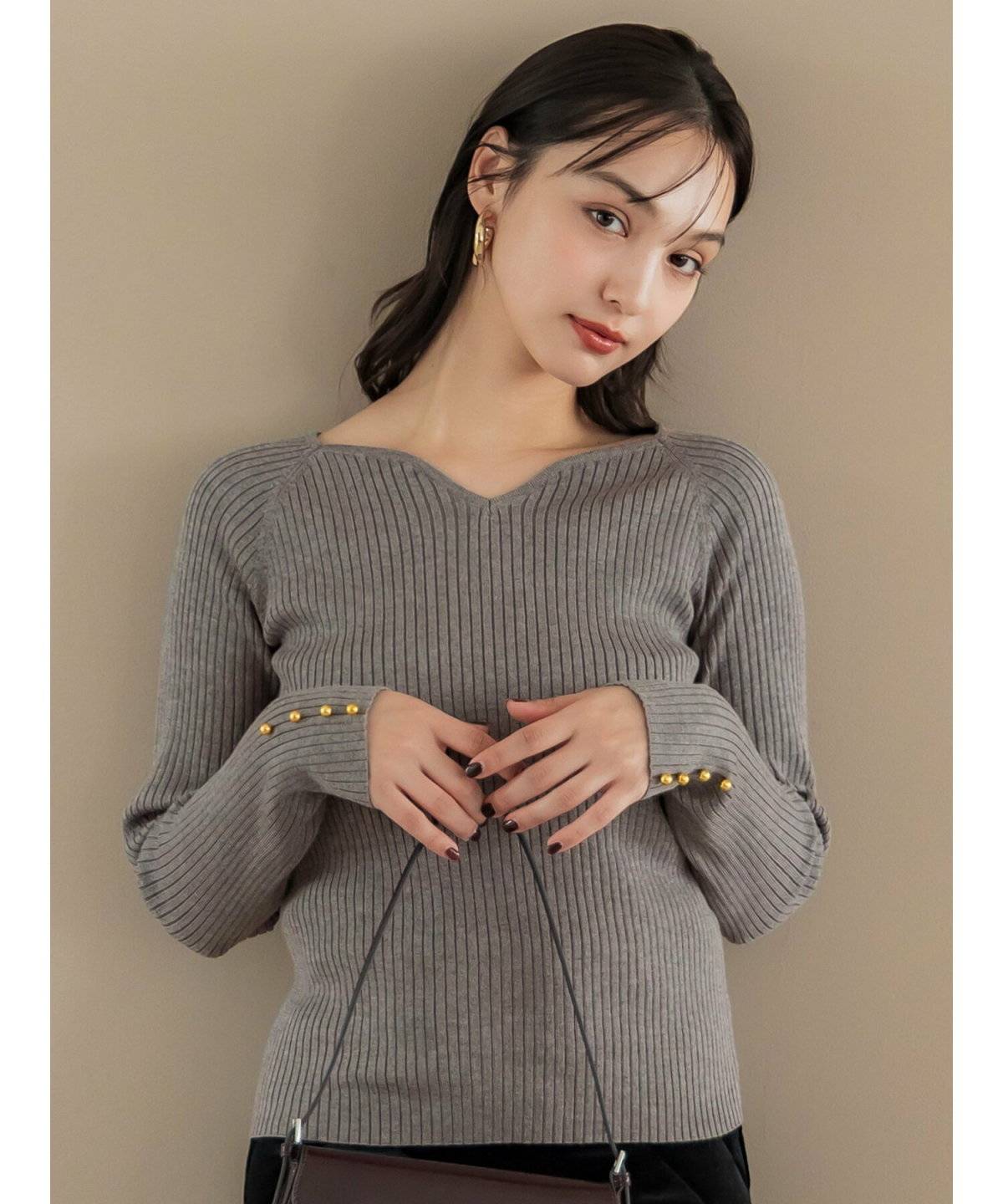 ハートネックニットコーデの女性