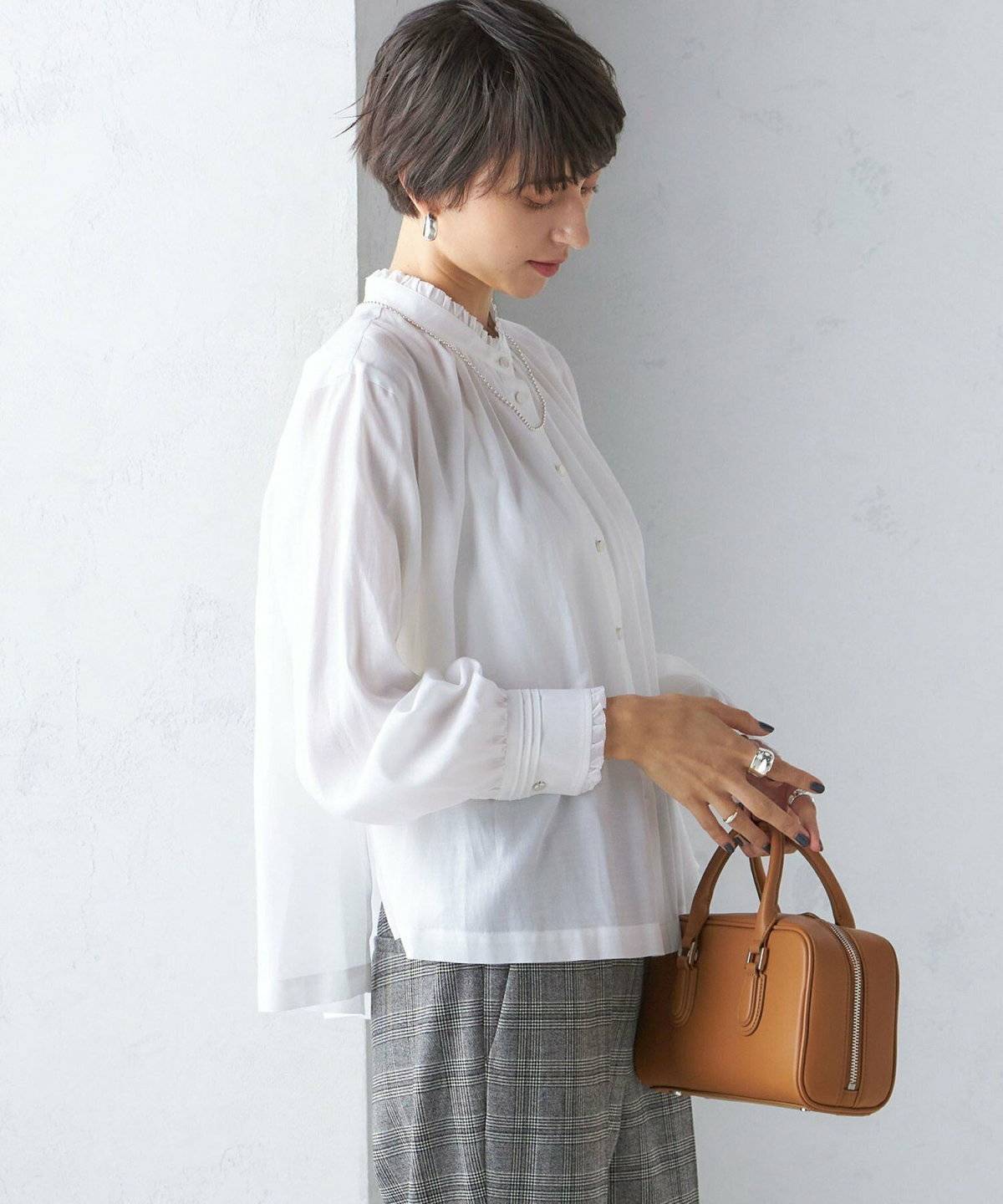 パンツコーデの女性