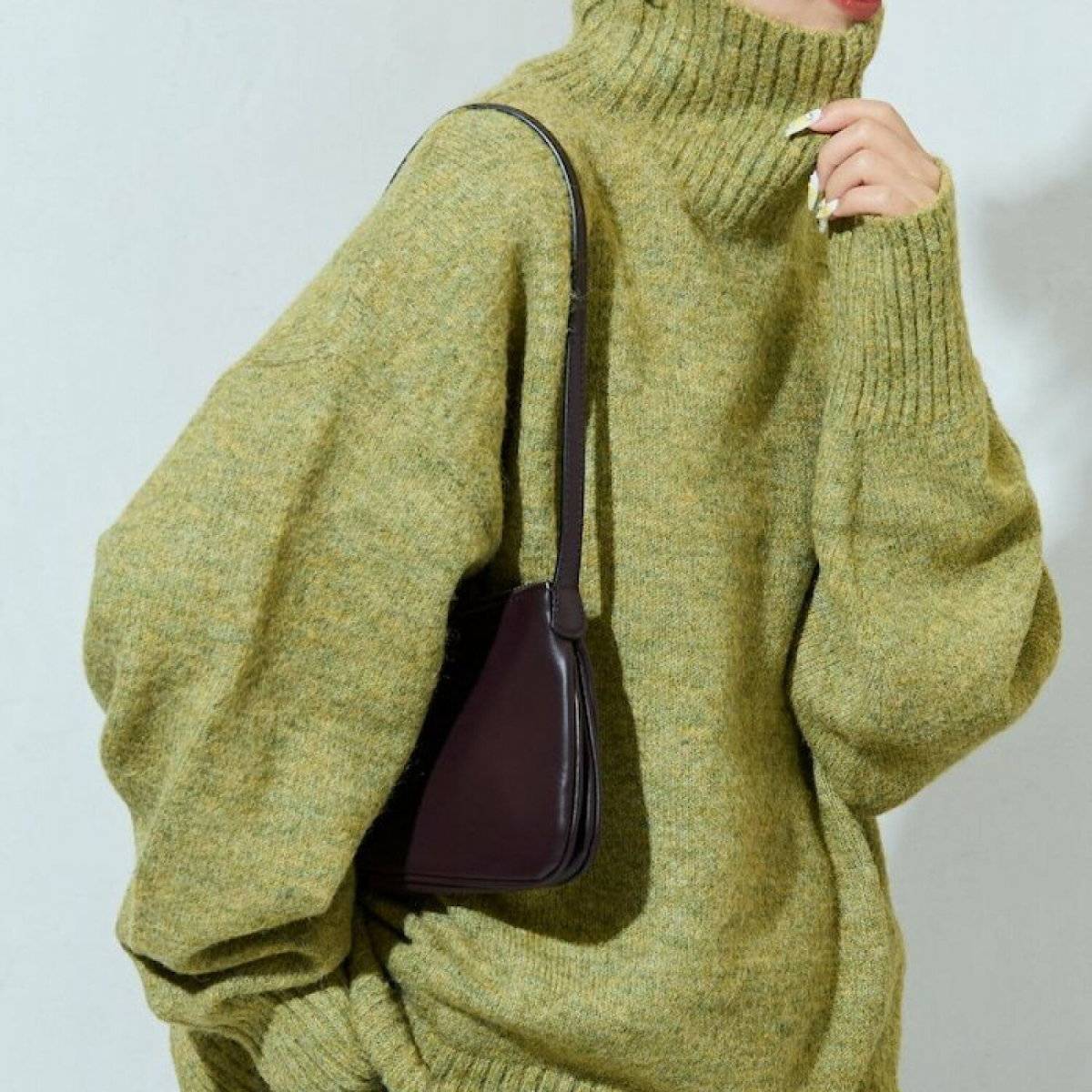 タートルネックニットコーデの女性